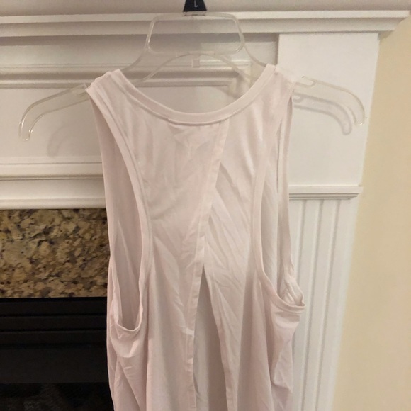 White gap fit workout top - Picture 2 of 4